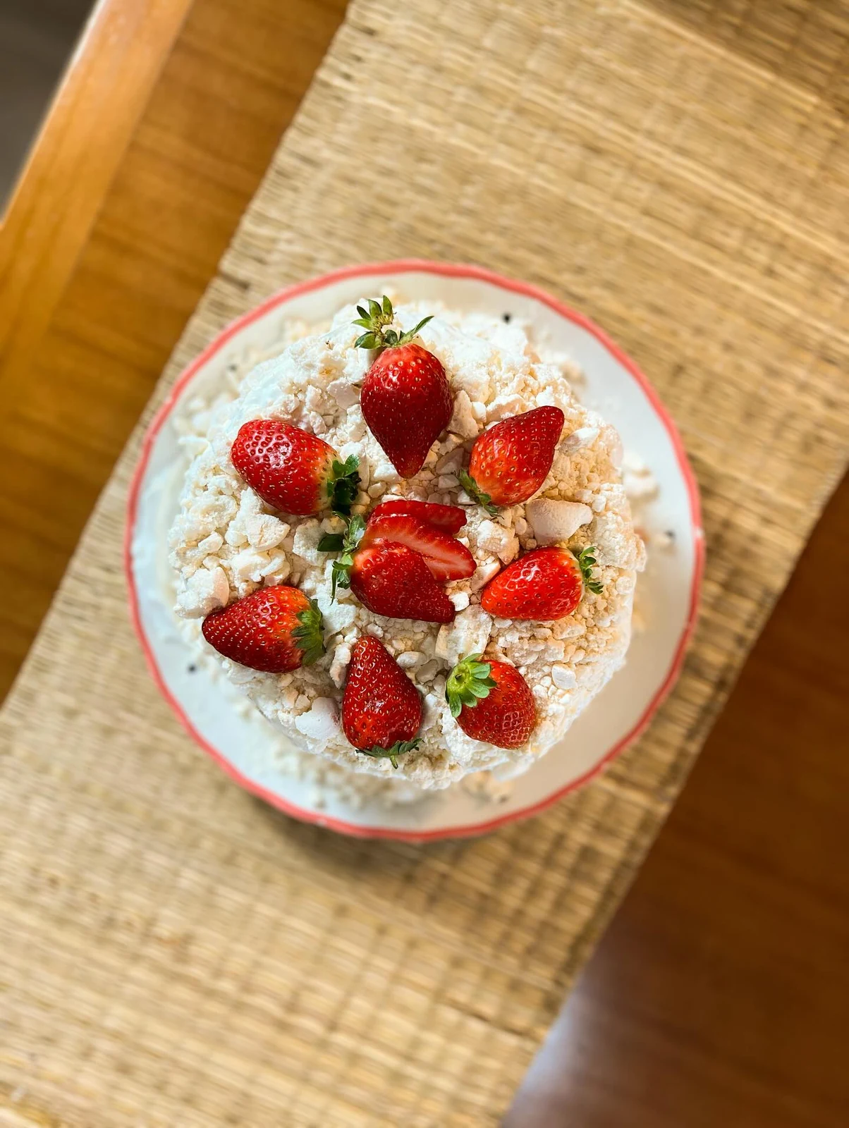 Bolo com morangos — publicação de Lyra Confeitaria e Café